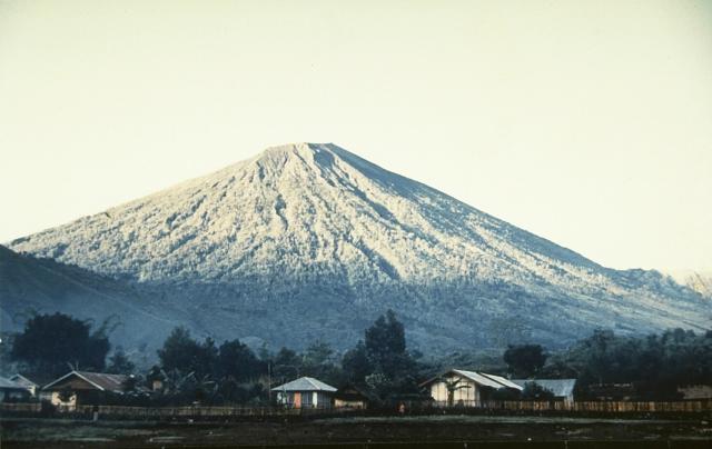 Vulkan Rinjani (By Willem Rohi (Volcanological Survey of Indonesia) [Public domain], via Wikimedia Commons)